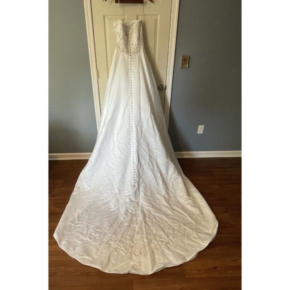 Beautifully Designed Bonny Bridal Wedding Dress with Veil, Slip, Garment Bag - Picture 4 of 12